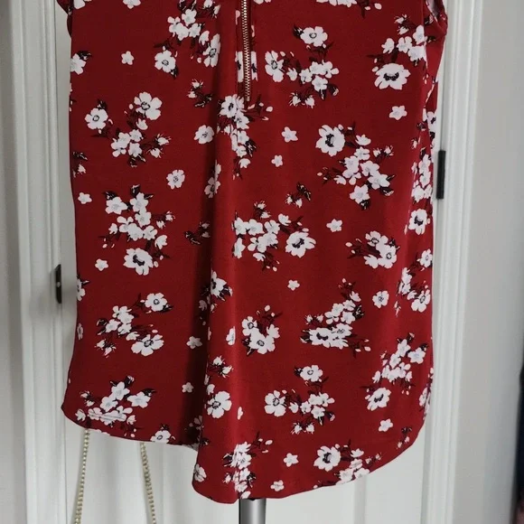 Red tanktop - Picture 9 of 11